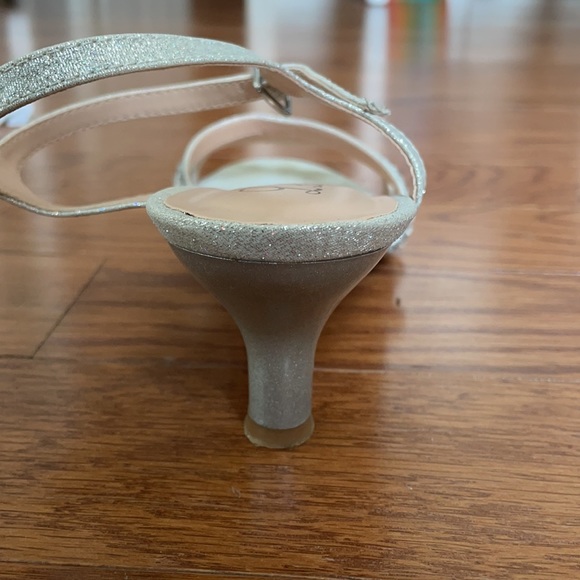 Lorraine Heels Silver Size 8 - Picture 3 of 3